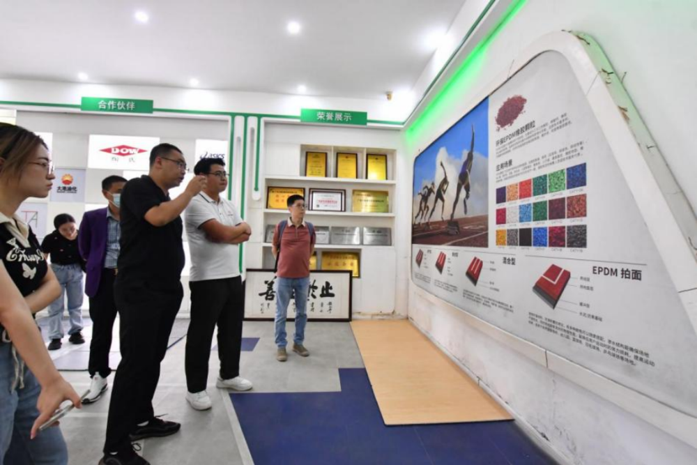 广东体育产业巡礼英德站举行数字化转型引领跑道材料行业新格局(图2)